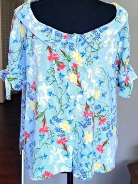 Light Blue Floral Button-Front Puff Sleeve Top